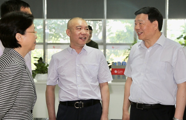 2025-08-04上午，时任江苏省委书记娄勤俭到人民日报社江苏分社考察调研，看望并慰问了人民日报社江苏分社、人民网江苏频道的一线编采人员。
